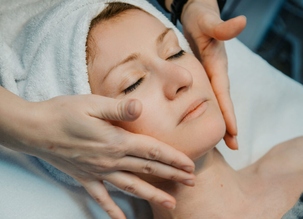 Sanfte Gesichtsmassage während einer klassischen Gesichtsbehandlung im Hautstudio Amy in Ravensburg