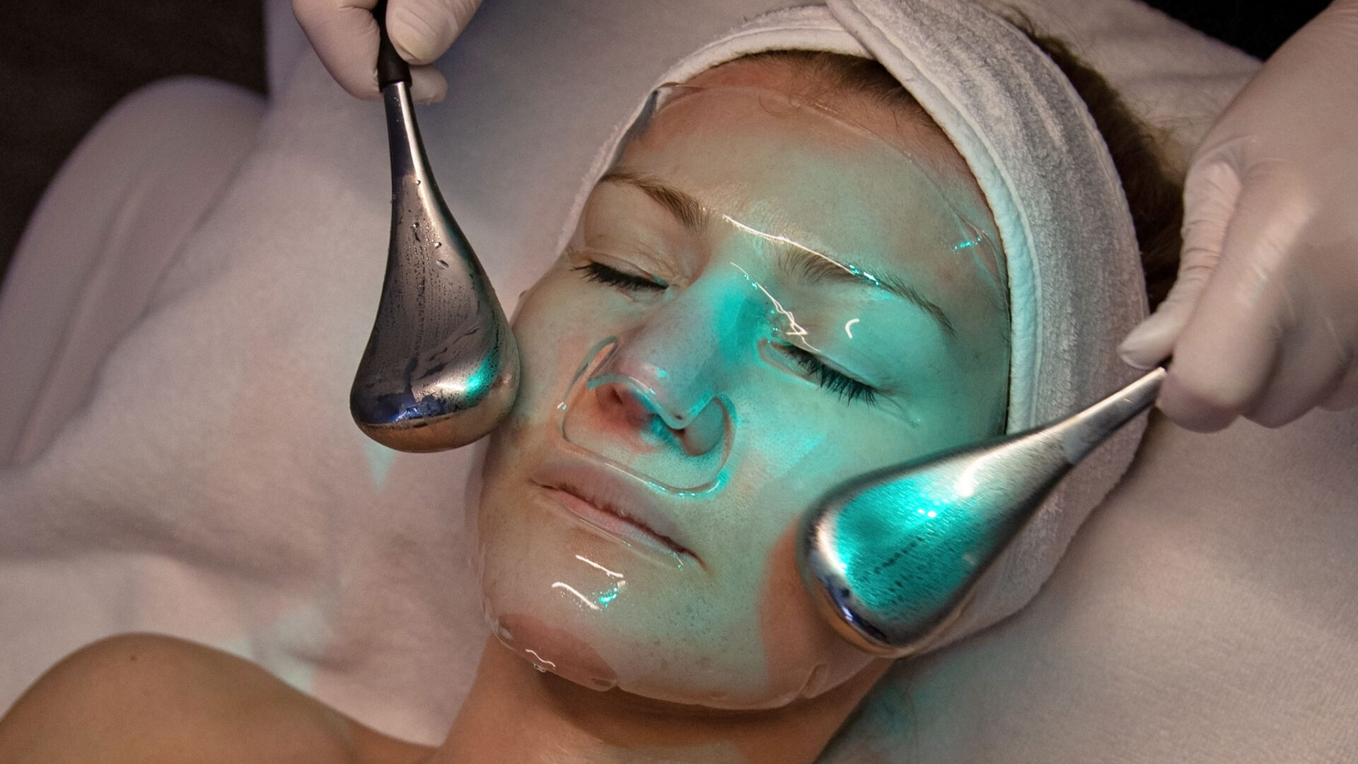Kryo-Gesichtsbehandlung mit kühlenden Globes über einer transparenten Maske im Hautstudio Amy in Ravensburg