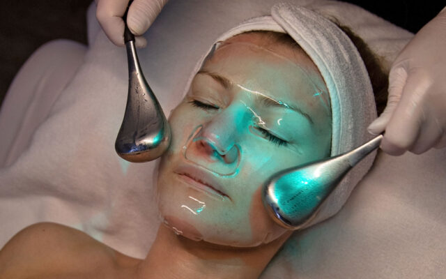 Kryo-Gesichtsbehandlung mit kühlenden Globes über einer transparenten Maske im Hautstudio Amy in Ravensburg