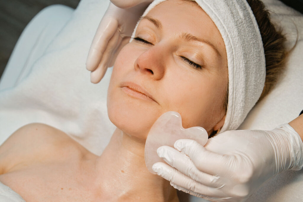 Gua-Sha-Gesichtsmassage mit einem Rosenquarzstein im Hautstudio Amy in Ravensburg