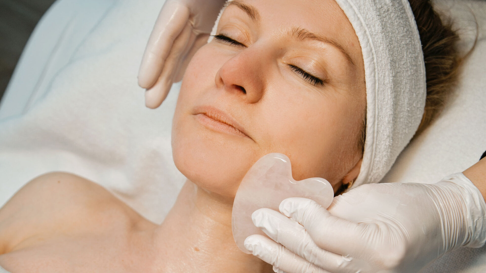 Gua-Sha-Gesichtsmassage mit einem Rosenquarzstein im Hautstudio Amy in Ravensburg