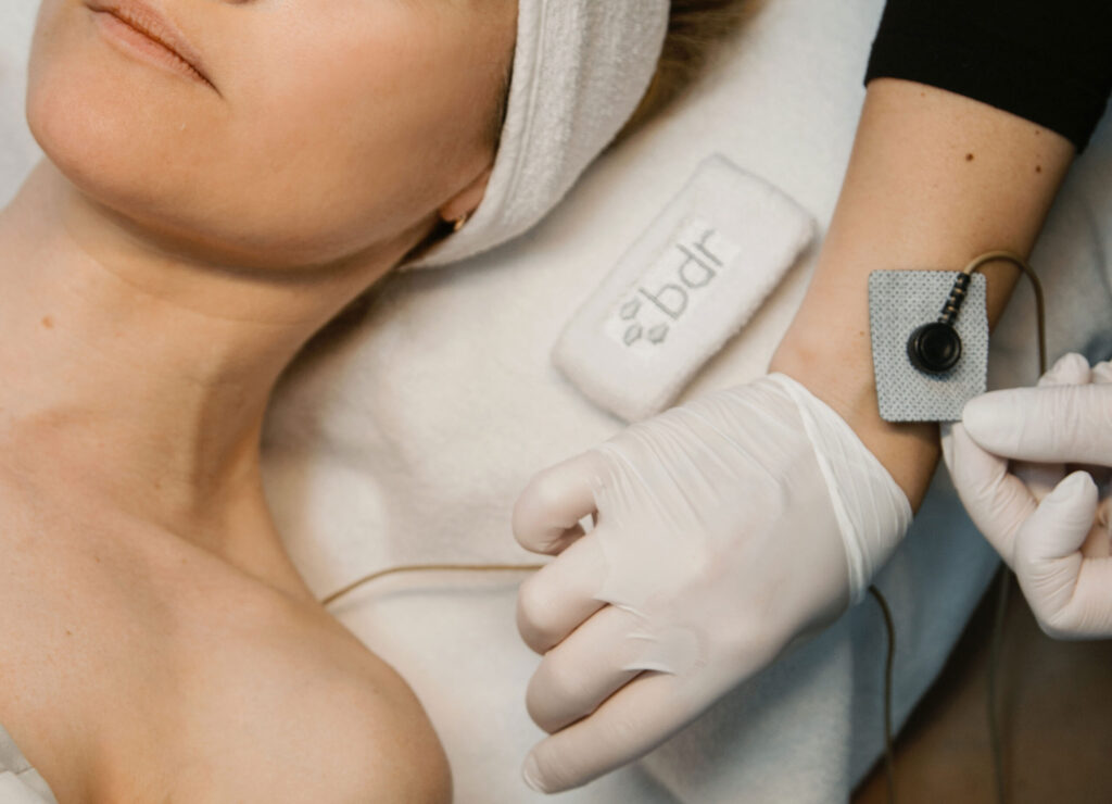 Anlegen einer Elektrode am Unterarm während einer apparativen Lymphdrainage im Hautstudio Amy in Ravensburg