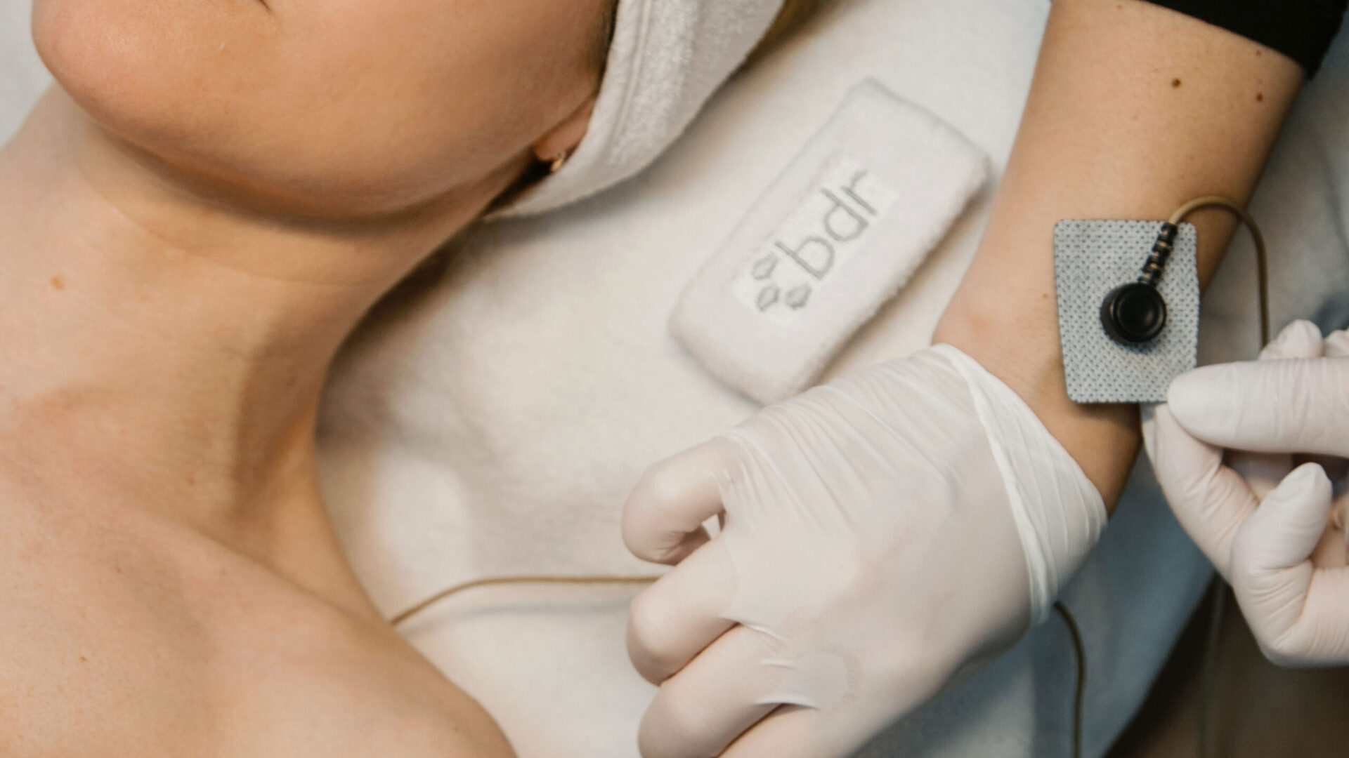 Anlegen einer Elektrode am Unterarm während einer apparativen Lymphdrainage im Hautstudio Amy in Ravensburg