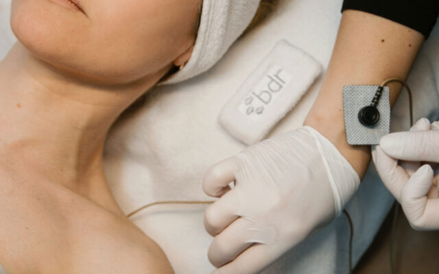 Anlegen einer Elektrode am Unterarm während einer apparativen Lymphdrainage im Hautstudio Amy in Ravensburg