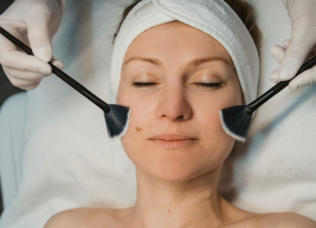Auftragen eines Peelings während einer professionellen Gesichtsbehandlung im Hautstudio Amy in Ravensburg