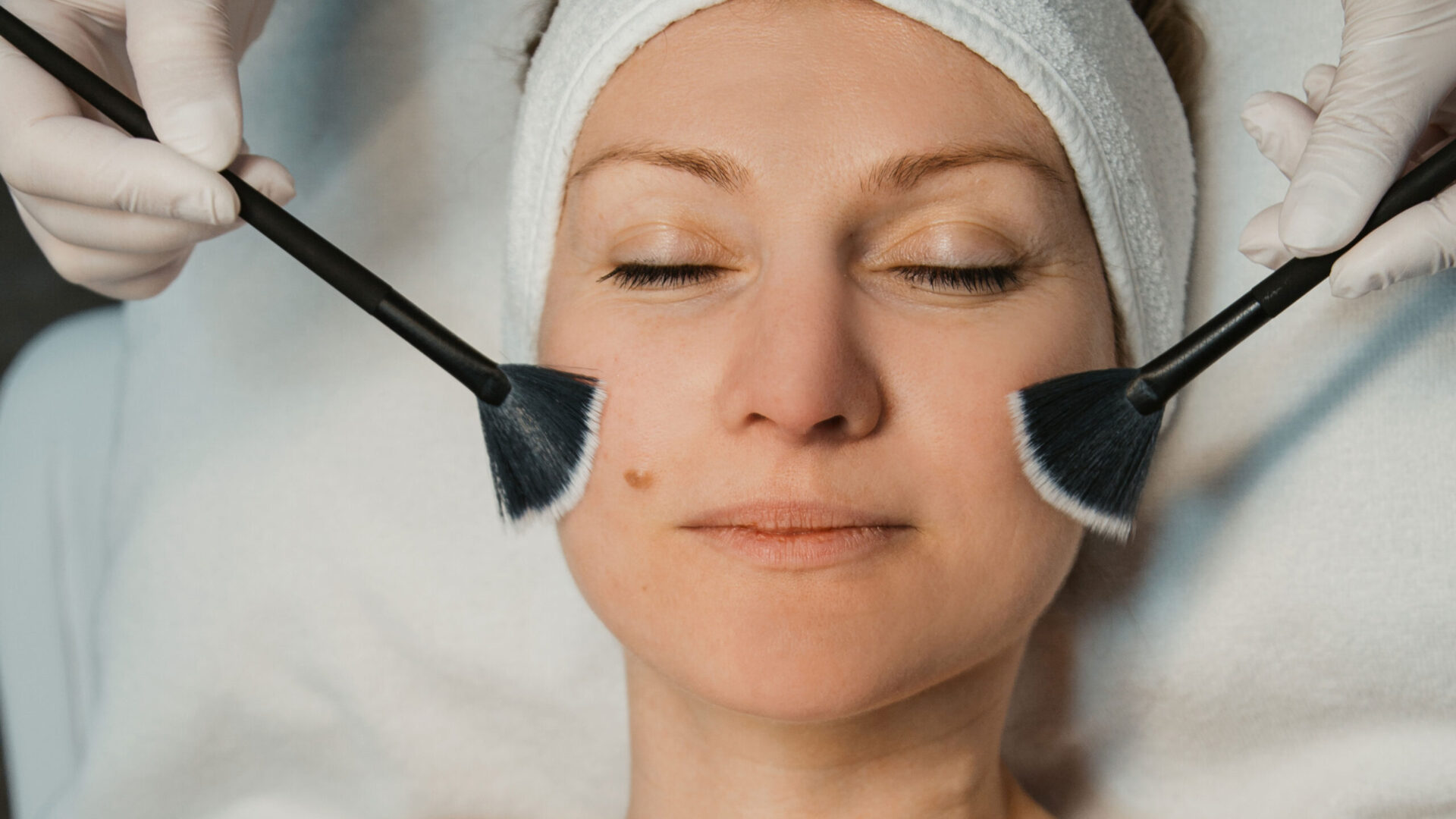 Auftragen eines Peelings während einer professionellen Gesichtsbehandlung im Hautstudio Amy in Ravensburg