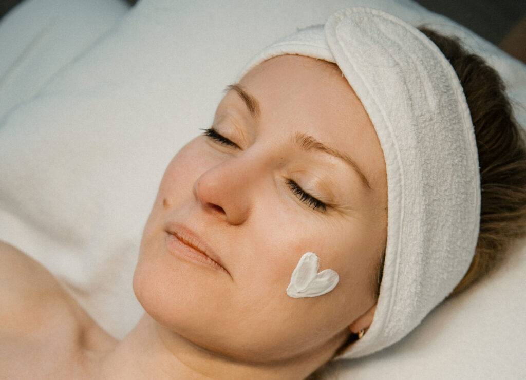 Auftragen einer Pflegecreme während eines Teenie Treatments im Hautstudio Amy in Ravensburg