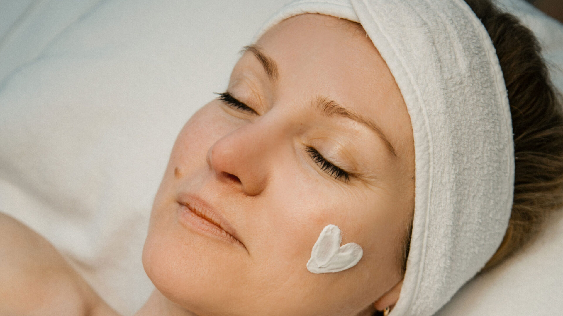 Auftragen einer Pflegecreme während eines Teenie Treatments im Hautstudio Amy in Ravensburg