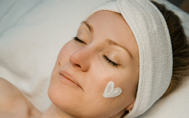 Auftragen einer Pflegecreme während eines Teenie Treatments im Hautstudio Amy in Ravensburg