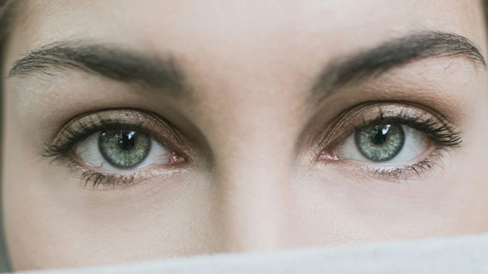 Gepflegte Augenbrauen und betonte Wimpern als Ergebnis einer professionellen Wimpern- und Brauenbehandlung im Hautstudio Amy in Ravensburg