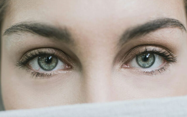 Gepflegte Augenbrauen und betonte Wimpern als Ergebnis einer professionellen Wimpern- und Brauenbehandlung im Hautstudio Amy in Ravensburg